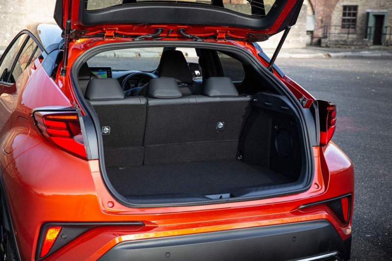 Новая Toyota C-HR 2021: комплектации и цены, фото в новом кузове, отзывы владельцев