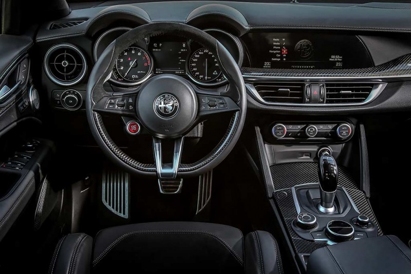 510-сильный кроссовер Alfa Romeo Stelvio Quadrifoglio
