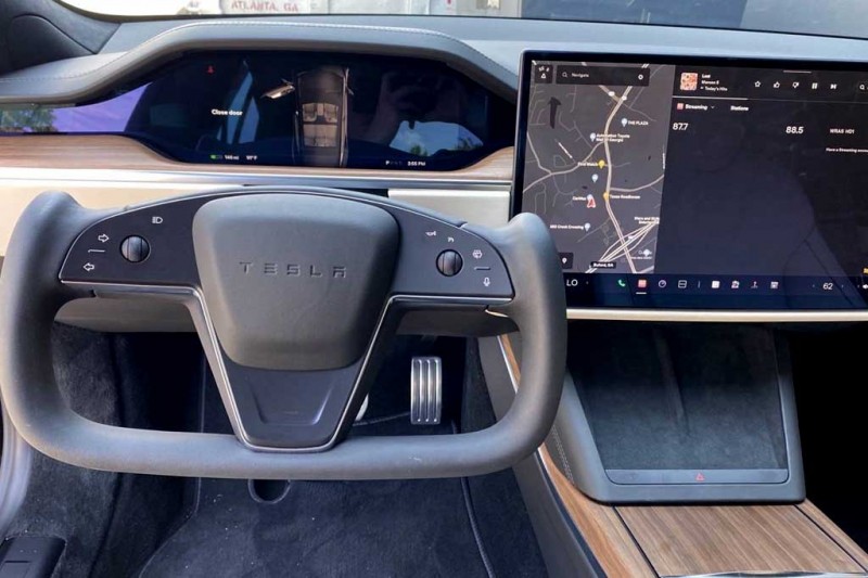 Журналисты раскритиковали штурвал на новой Tesla Model S: плюс всего один