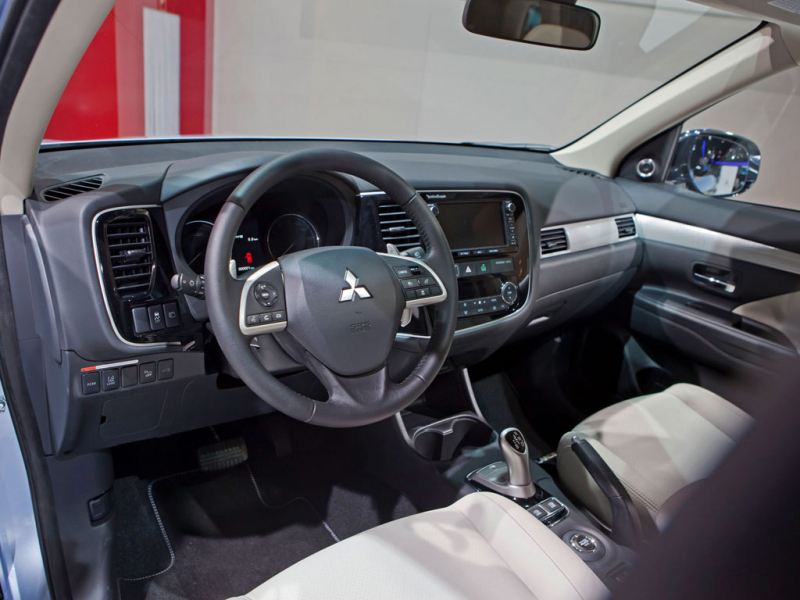 Гибридный кроссовер Mitsubishi Outlander PHEV