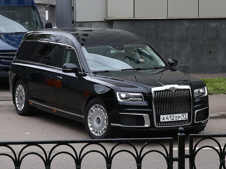 Главу МЧС Зиничева проводили в последний путь на новом катафалке Aurus