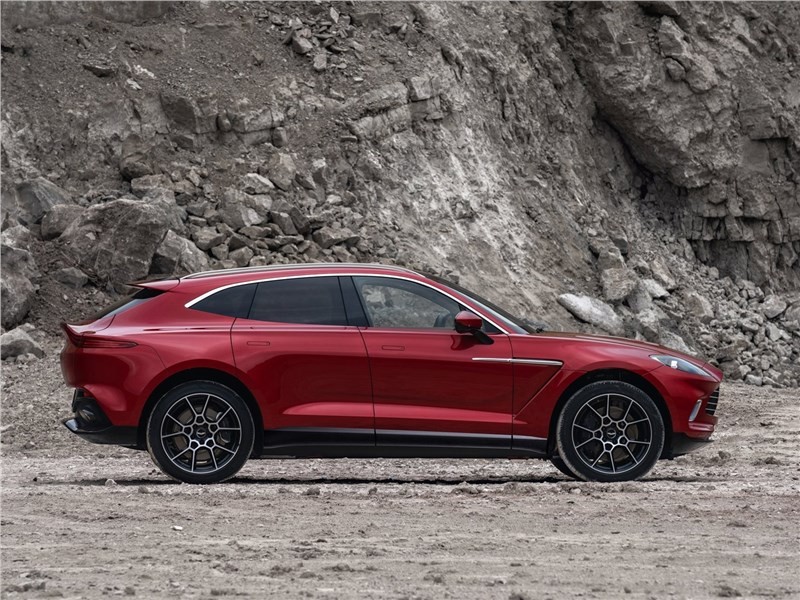 Шпионы запечталели новый Aston Martin DBX S