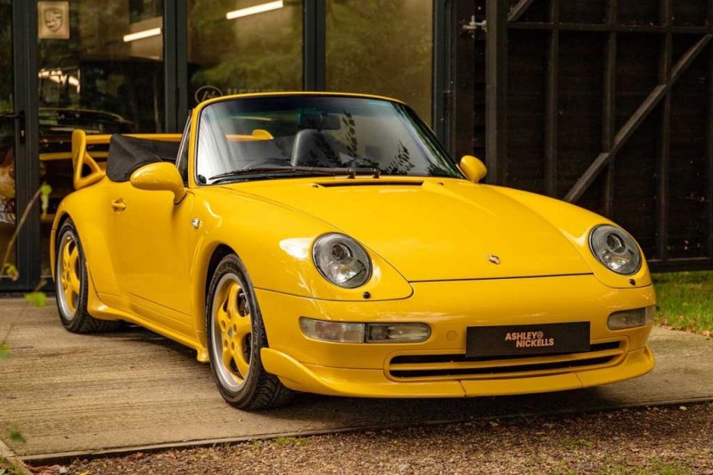 Яркий Porsche 993 Convertible с аэродинамическим обвесом продают за ₽6,0 млн