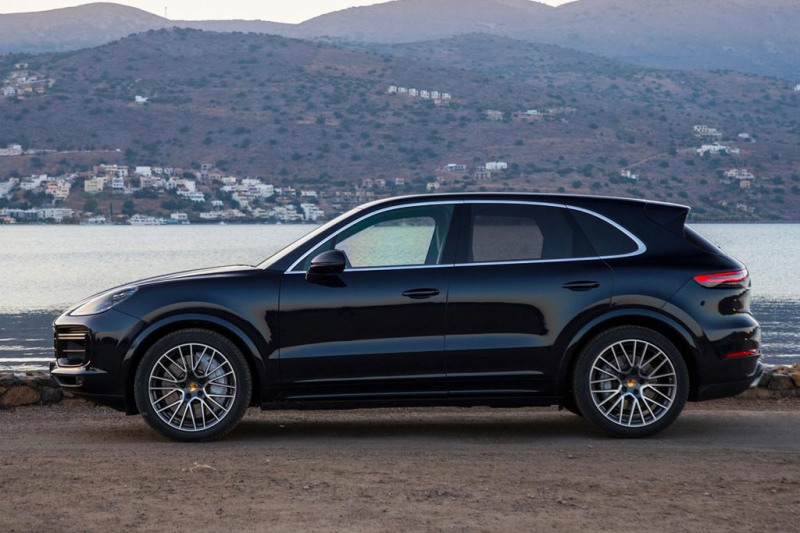 Porsche Cayenne Turbo 2021: спорткар среди кроссоверов