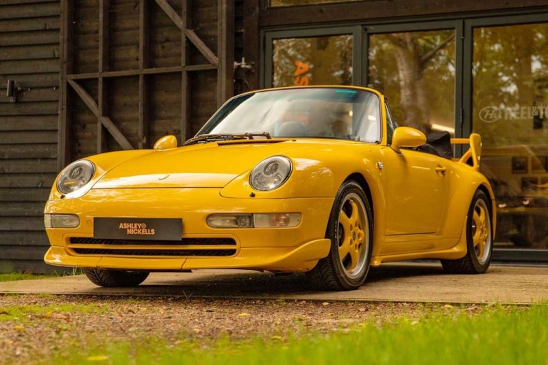 Яркий Porsche 993 Convertible с аэродинамическим обвесом продают за ₽6,0 млн