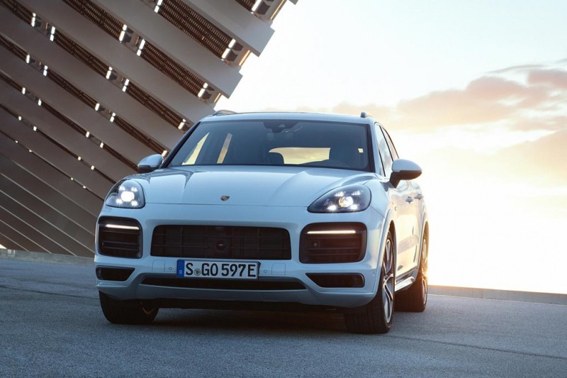 Представлен новый Porsche Cayenne E-Hybrid 2021