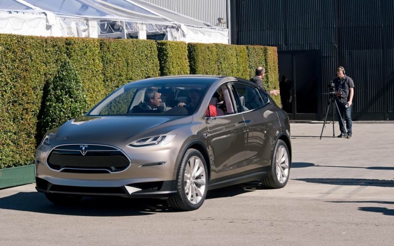 Электрический кроссовер Tesla Model X