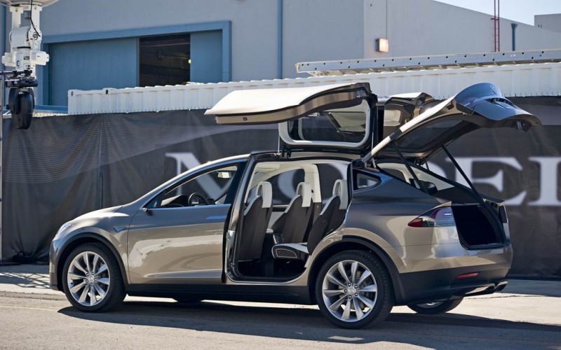 Электрический кроссовер Tesla Model X