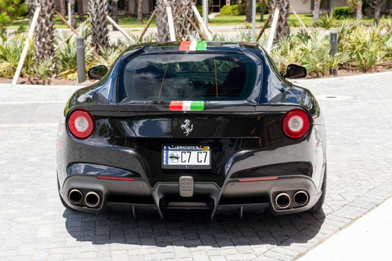На торги выставлен Ferrari F12 Berlinetta с &laquo;патриотичной&raquo; окраской кузова