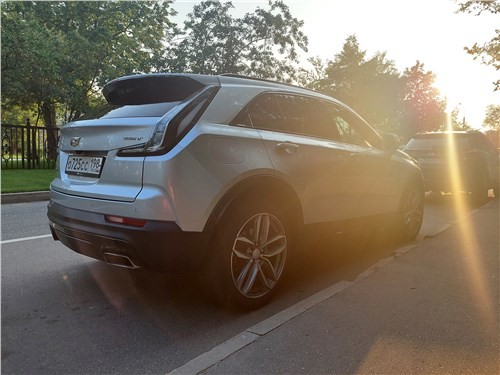 Почему Cadillac XT4 не похож на другие Cadillac? Он обыграл BMW по управляемости и комфорту!