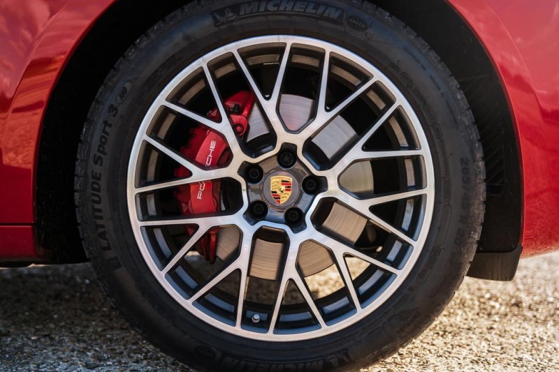 360-сильный кроссовер Porsche Macan GTS
