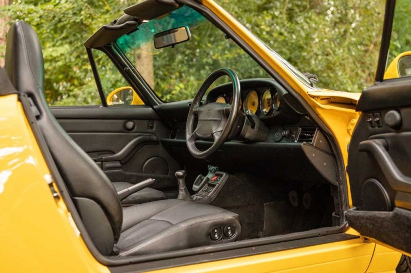 Яркий Porsche 993 Convertible с аэродинамическим обвесом продают за ₽6,0 млн