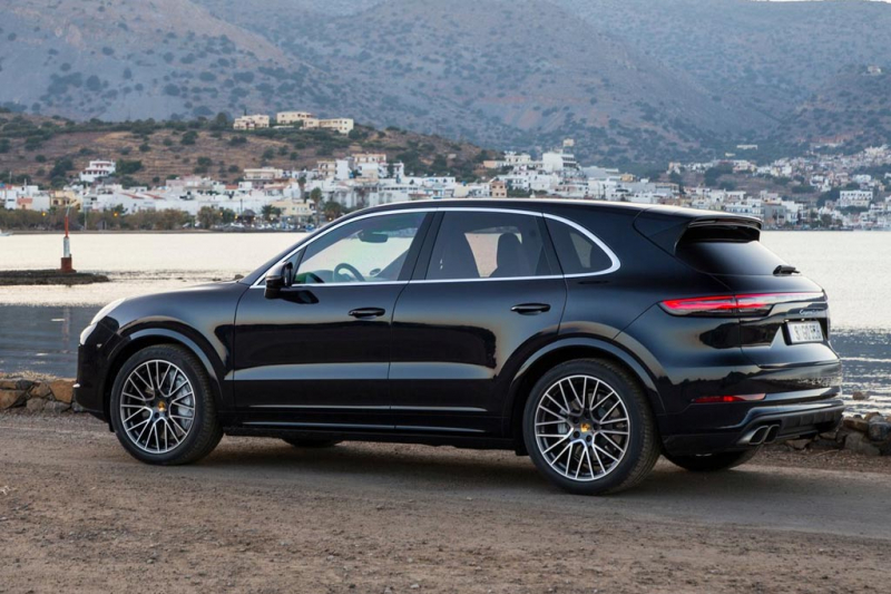 Porsche Cayenne Turbo 2021: спорткар среди кроссоверов