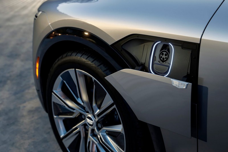 Кроссовер Cadillac Lyriq стал первым электрокаром американской марки