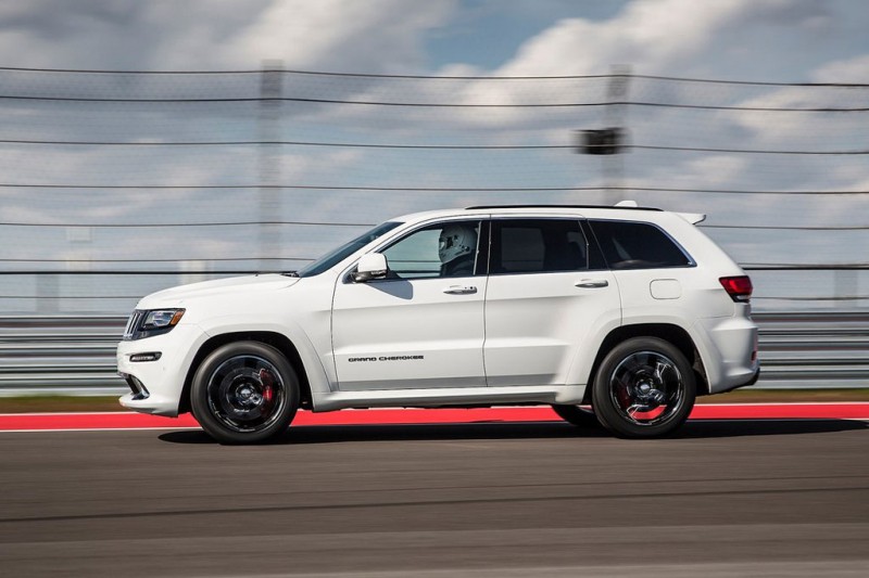 Заряженный внедорожник Jeep Grand Cherokee SRT8