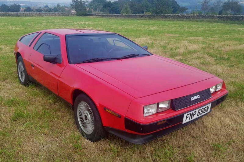 Красный DeLorean DMC-12 с небольшим пробегом продают за 2,7 млн рублей