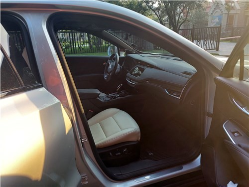 Почему Cadillac XT4 не похож на другие Cadillac? Он обыграл BMW по управляемости и комфорту!
