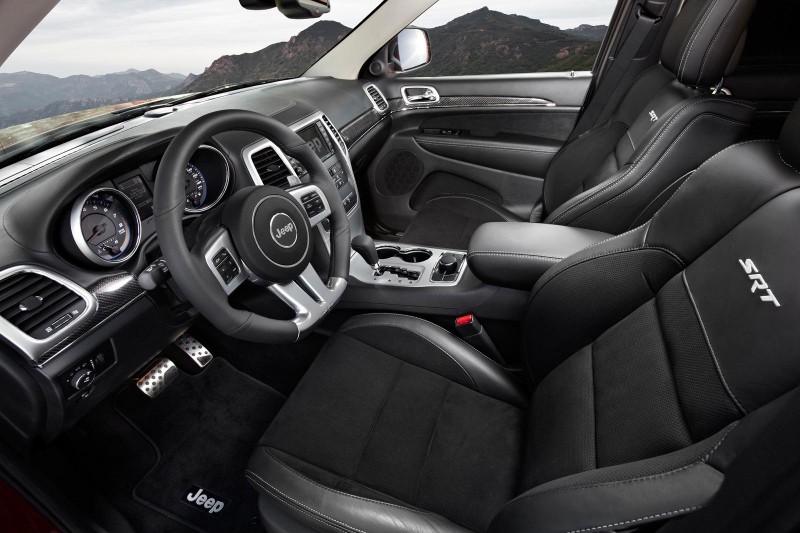 Заряженный внедорожник Jeep Grand Cherokee SRT8