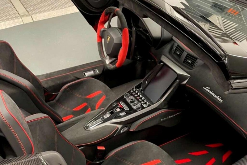 Владелец Lamborghini Centenario Roadster без пробега хочет за машину ₽408 млн