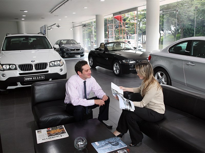 В Mercedes и BMW решили искусственно ограничивать поставки машин