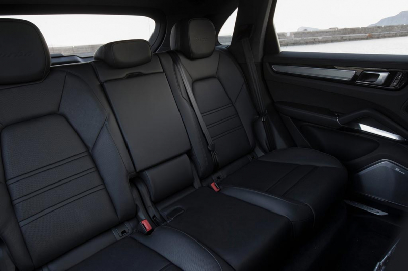 Porsche Cayenne Turbo 2021: спорткар среди кроссоверов