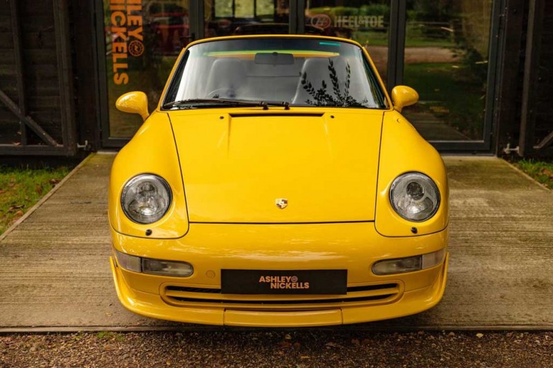 Яркий Porsche 993 Convertible с аэродинамическим обвесом продают за ₽6,0 млн