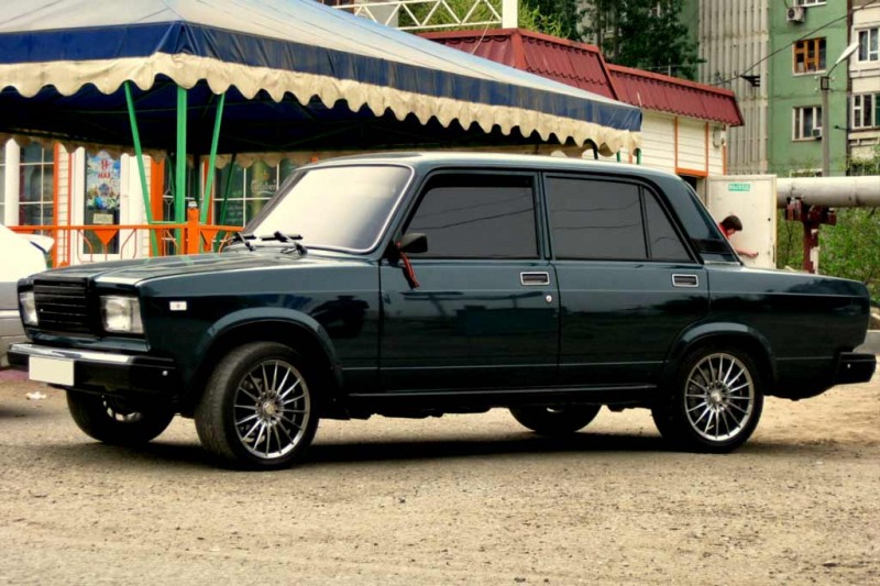 В топ-10 самых популярных в России моделей авто доминируют старые Lada