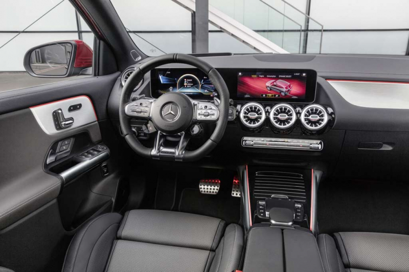 Mercedes-AMG GLA 35 4MATIC: подогретая версия нового ГЛА
