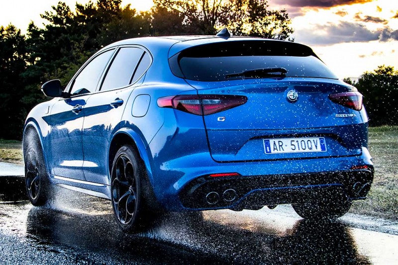 510-сильный кроссовер Alfa Romeo Stelvio Quadrifoglio