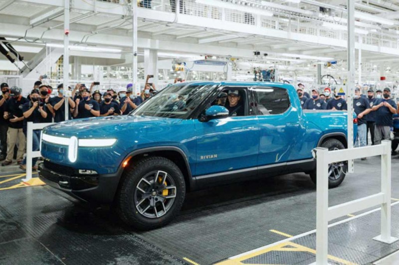 Электрический пикап Rivian R1T запущен в серию раньше Кибертрака