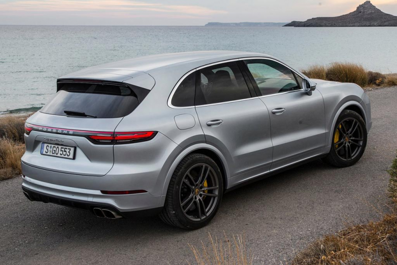 Porsche Cayenne Turbo 2021: спорткар среди кроссоверов
