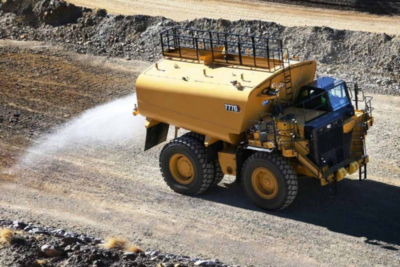 Карьерный самосвал Caterpillar переделали в поливалку с баком на 76 000 литров