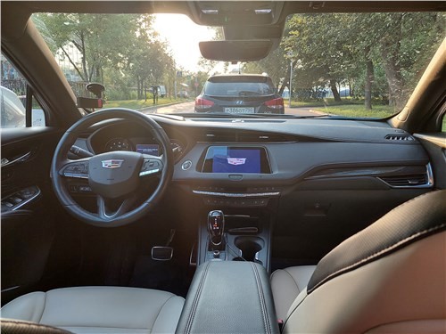 Почему Cadillac XT4 не похож на другие Cadillac? Он обыграл BMW по управляемости и комфорту!