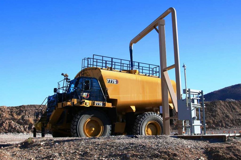 Карьерный самосвал Caterpillar переделали в поливалку с баком на 76 000 литров
