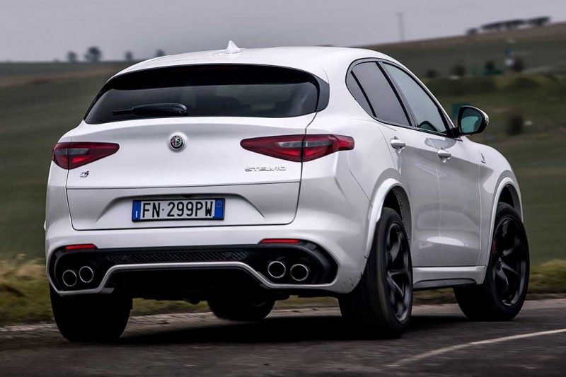 510-сильный кроссовер Alfa Romeo Stelvio Quadrifoglio