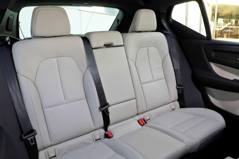 Volvo XC40 2021: комплектации и цены, фото новой модели, отзывы владельцев