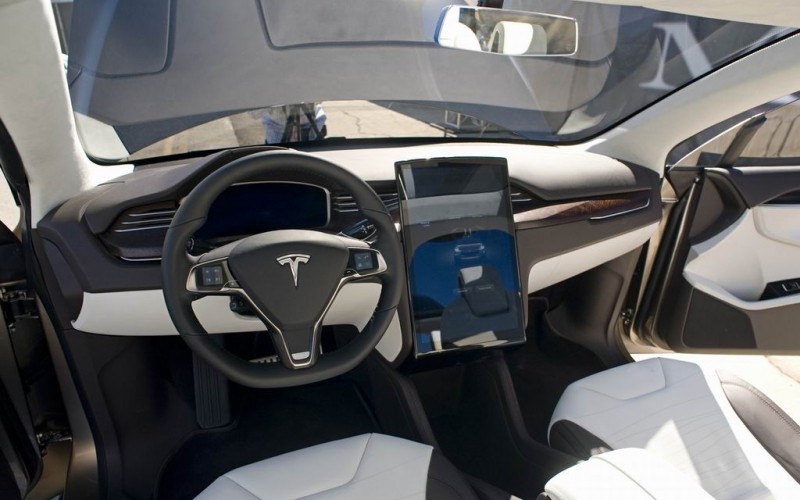 Электрический кроссовер Tesla Model X