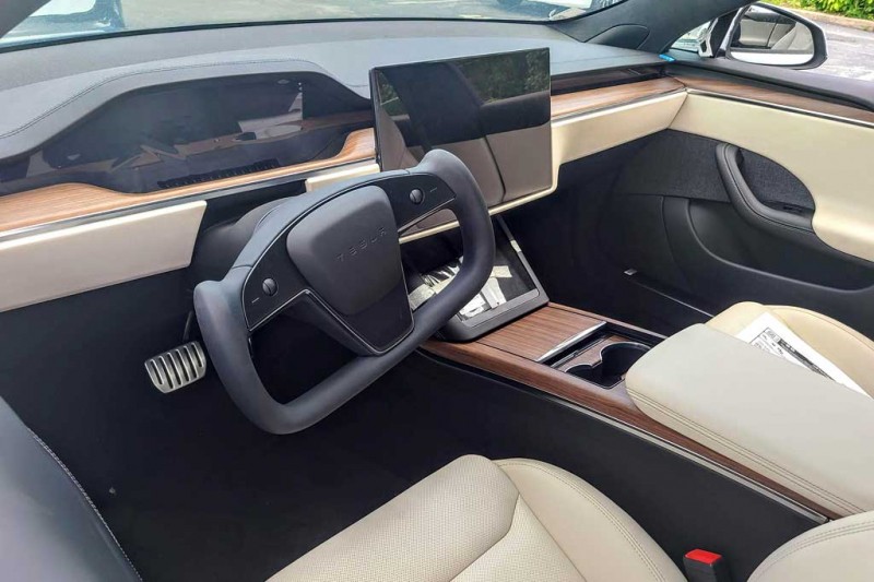 Журналисты раскритиковали штурвал на новой Tesla Model S: плюс всего один