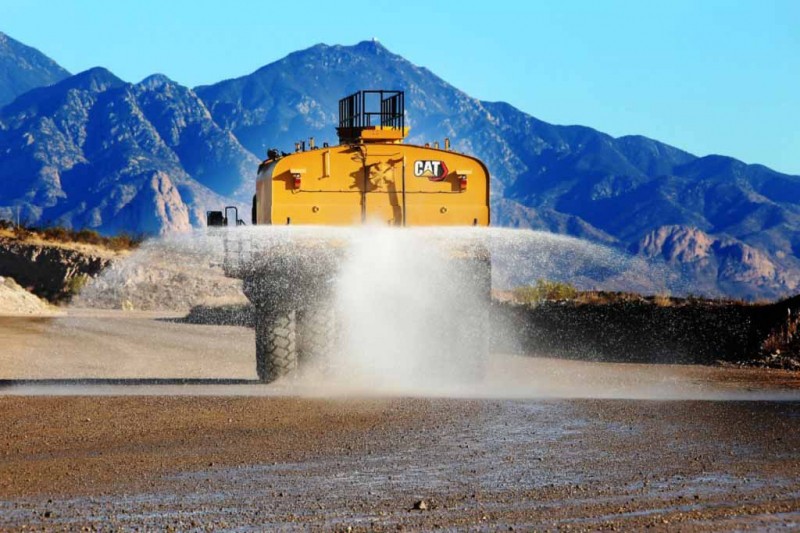 Карьерный самосвал Caterpillar переделали в поливалку с баком на 76 000 литров