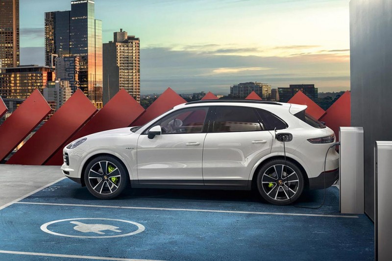Представлен новый Porsche Cayenne E-Hybrid 2021