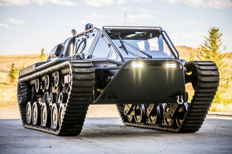 Гусеничный вездеход Ripsaw EV3-F4 с максималкой 100 км/ч продают за ₽31 млн