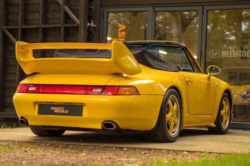 Яркий Porsche 993 Convertible с аэродинамическим обвесом продают за ₽6,0 млн