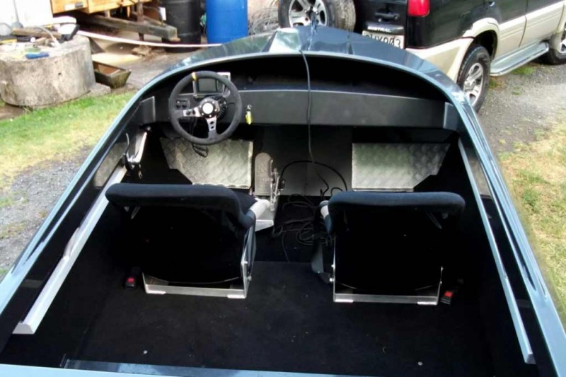 На продажу выставлен самодельный катер с мотором от Nissan Skyline GT-R