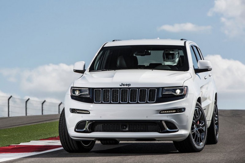 Заряженный внедорожник Jeep Grand Cherokee SRT8