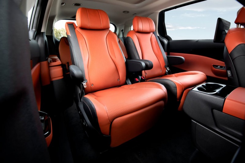 Представлен новый минивэн Kia Carnival 2021: теперь это машина класса GUV