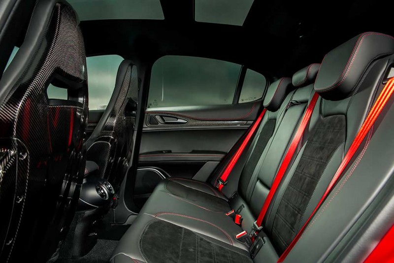 510-сильный кроссовер Alfa Romeo Stelvio Quadrifoglio