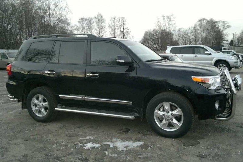 Владелец Land Cruiser 200 без пробега запросил за авто космический ценник
