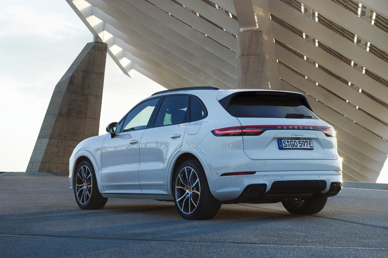 Представлен новый Porsche Cayenne E-Hybrid 2021
