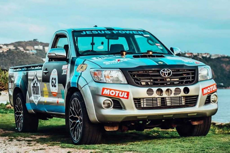 Пикап Toyota Hilux оснастили мотором V12 для гонок по подъему на холм