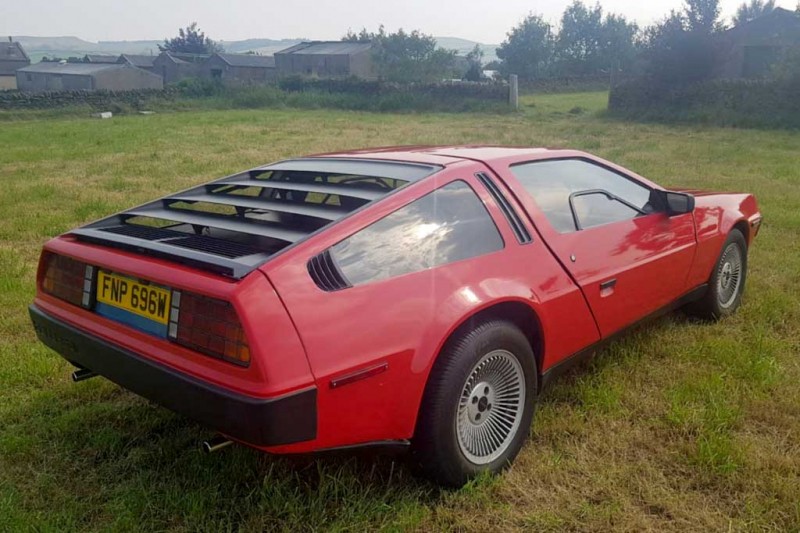 Красный DeLorean DMC-12 с небольшим пробегом продают за 2,7 млн рублей